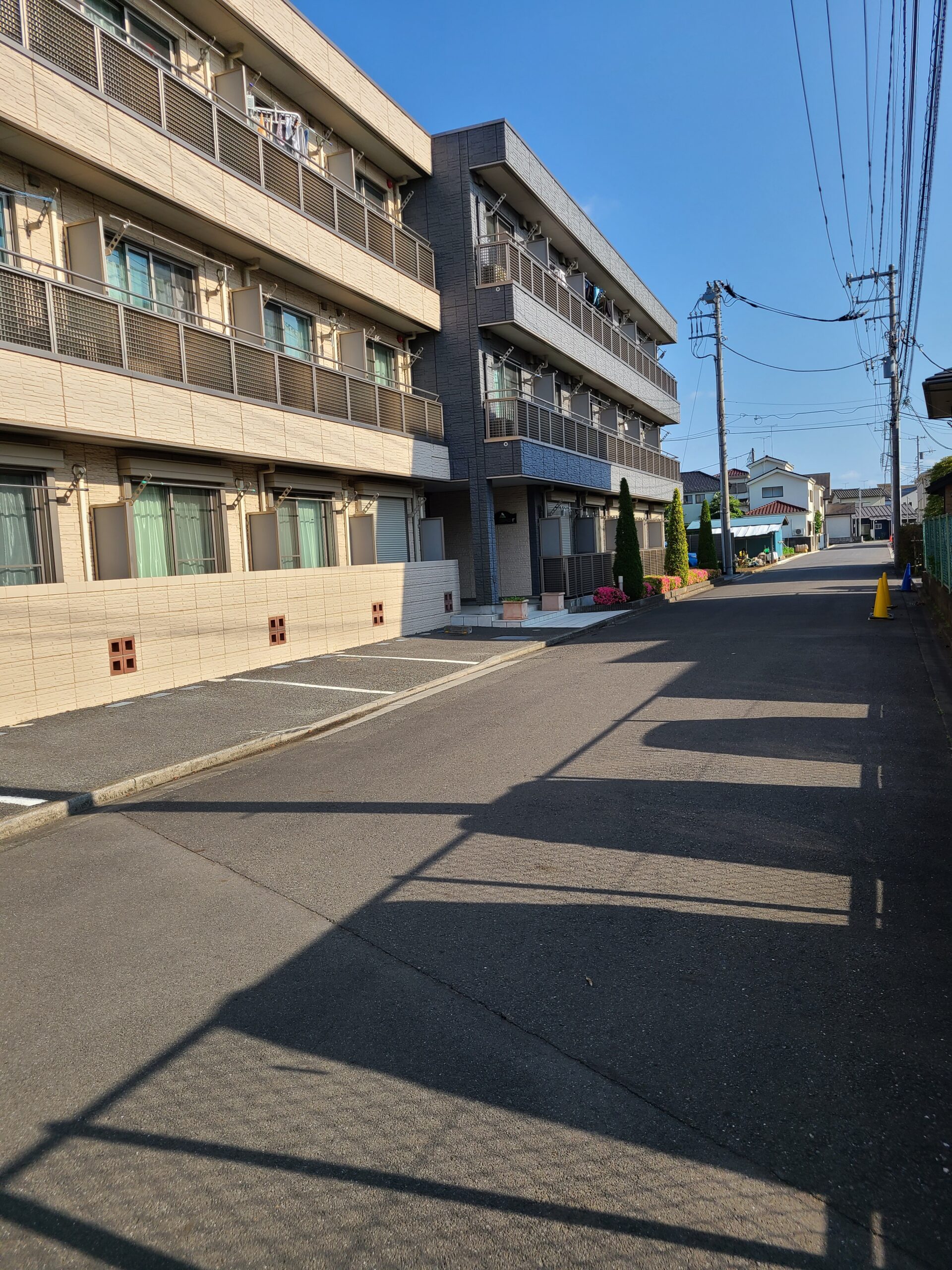 施設が面している、車通りが少なく閑静な住宅街の道路
