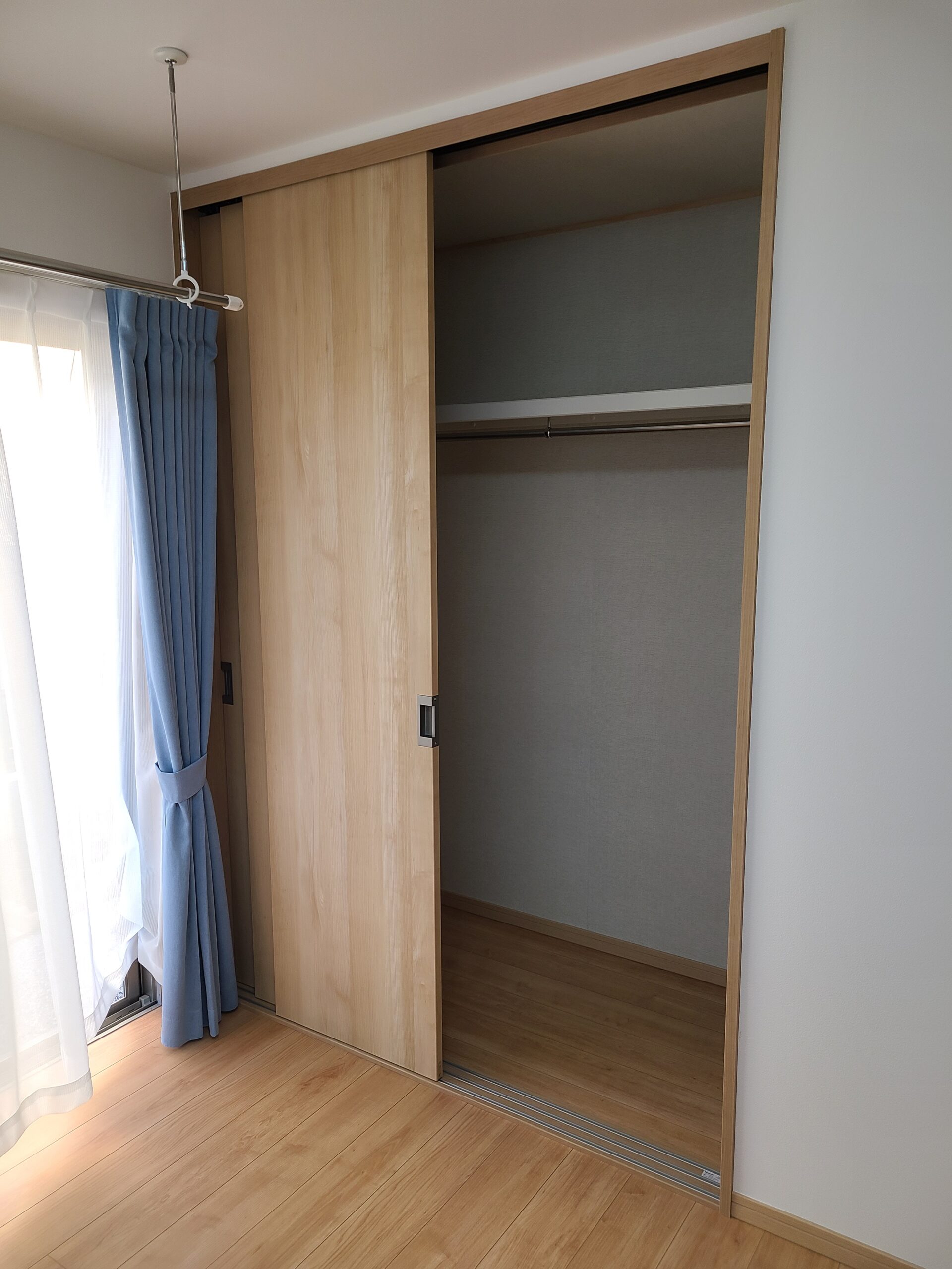 各居室に備え付けられた、十分な収納力のある引き戸式のクローゼット