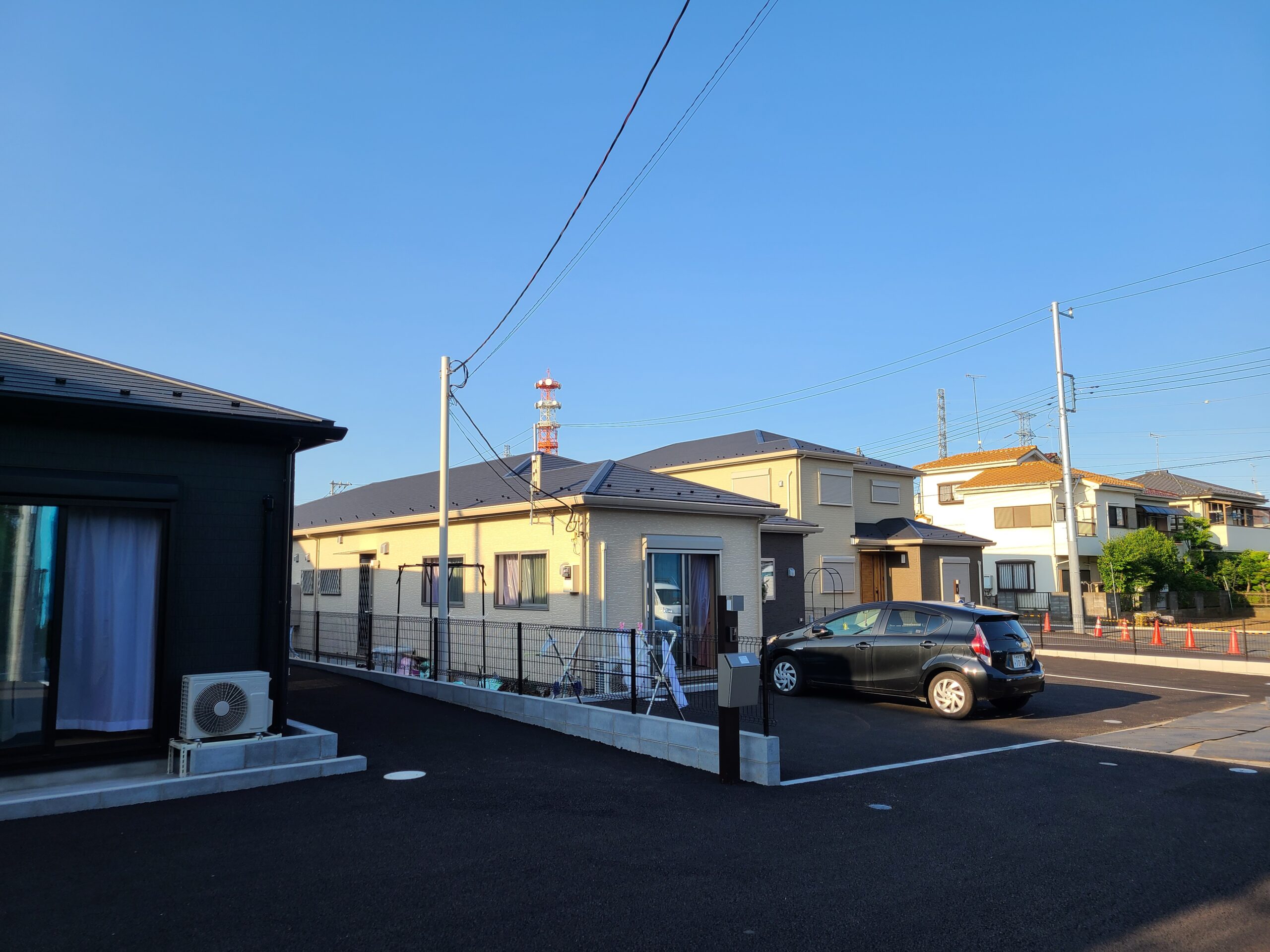 青空が広がる、グループホーム周辺の落ち着いた住宅街の風景