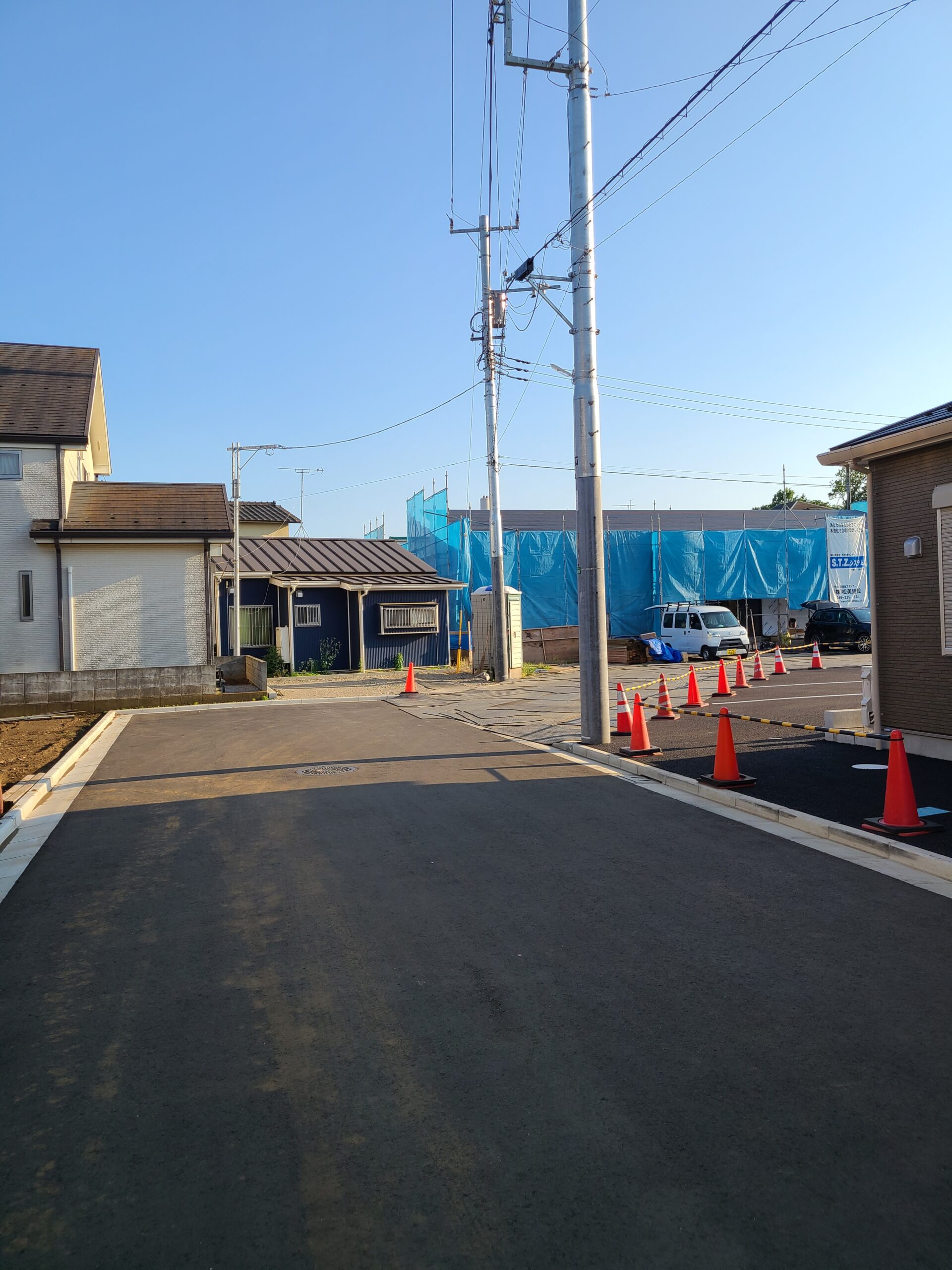 新しく舗装された施設への進入路と、開発中の周辺地域の様子