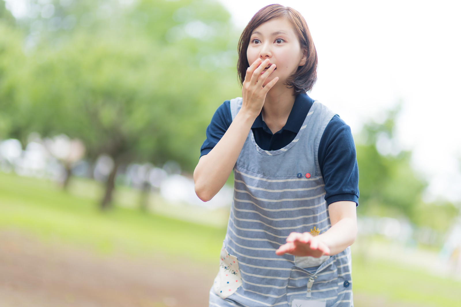 料金プランについて新しい発見をした様子の女性